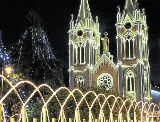 Alumbrados navideños en pueblos de Boyacá con luces, faroles y decoración tradicional en Colombia