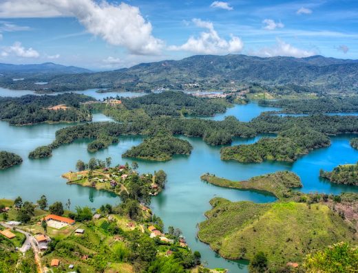 🚤 Embalse de Guatapé — Diversión Acuática entre Montañas