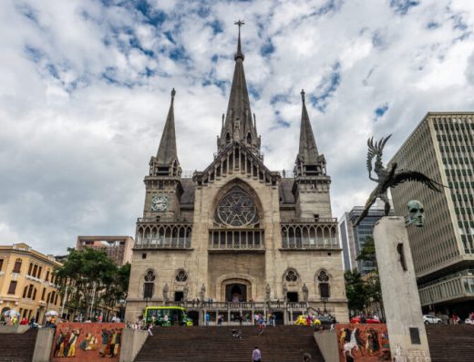 Manizales — Ciudad de las Puertas Abiertas, Nevados y Aroma de Café