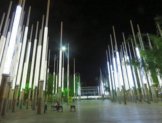 Parque de las Luces – 75 Columnas de Luz en el Centro de Medellín 💡