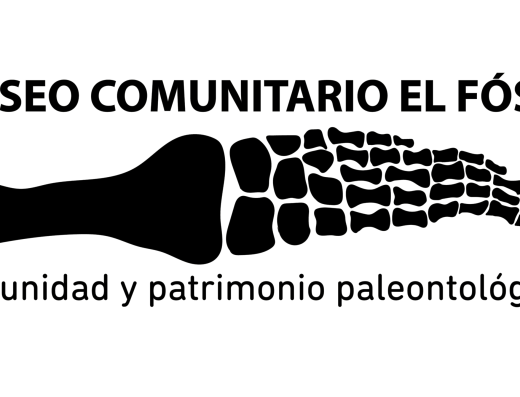 Museo Comunitario El Fósil en Villa de Leyva, Boyacá, con fósil del Kronosaurus boyacensis y colección paleontológica. logo