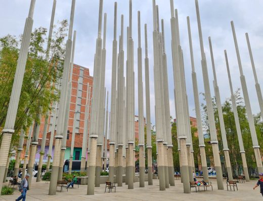Parque de las Luces – 75 Columnas de Luz en el Centro de Medellín 💡