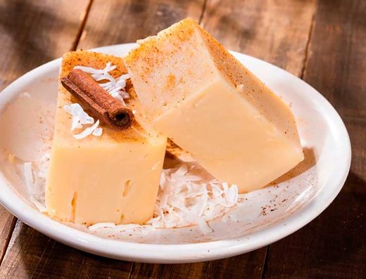 Natilla Colombiana — Postre Navideno de Maizena, Panela y Coco