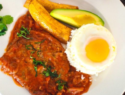 Sobrebarriga en Salsa — Carne de Res Guisada con Tomate y Vino Tinto