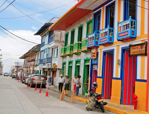Filandia conserva una arquitectura tradicional asociada a la colonización antioqueña. Sus viviendas de colores, balcones y detalles en madera reflejan la identidad de los pueblos cafeteros.