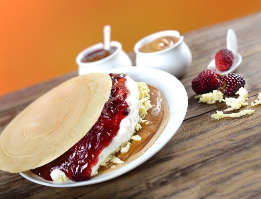 Oblea Colombiana — El Dulce Callejero con Arequipe, Queso y Merengue