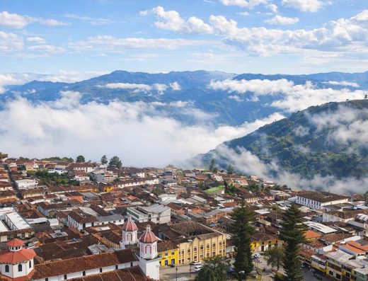 Descubre Aguadas, un encantador Pueblo Patrimonio donde la tradición cafetera, los sombreros artesanales y la arquitectura colonial crean una experiencia inolvidable.