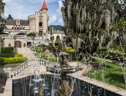 Museo El Castillo en Medellín con arquitectura gótica, torretas, jardines verdes y ambiente elegante en El Poblado