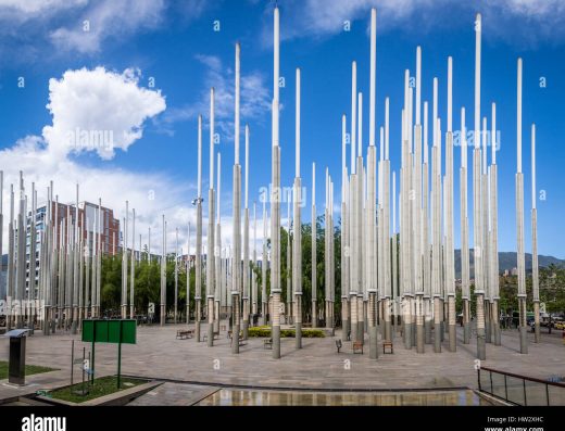 Parque de las Luces – 75 Columnas de Luz en el Centro de Medellín 💡