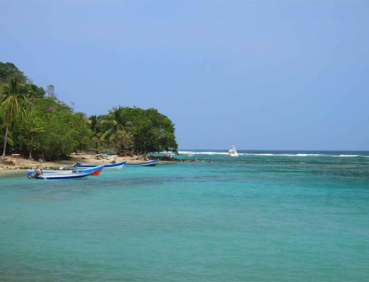 🏝️ Sapzurro — La Bahía más Tranquila en la Frontera con Panamá