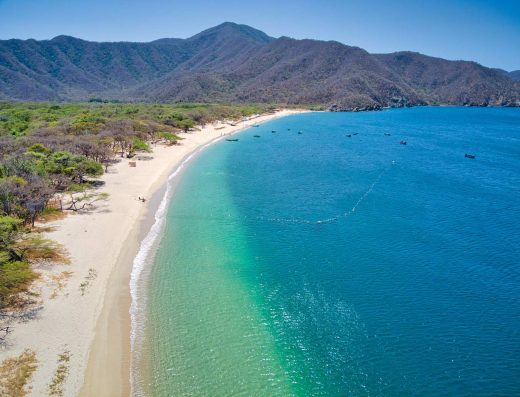 ⛵ Bahía Concha — La Playa más Tranquila y Familiar de Santa Marta