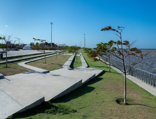 Vista del Gran Malecón del Río en Barranquilla con sendero peatonal, zonas verdes y el río Magdalena al fondo