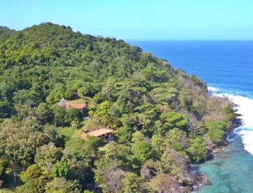 Sabías que existe un rincón del Caribe colombiano donde puedes caminar entre la selva del Darién, bucear en arrecifes de coral y observar el anidamiento de enormes tortugas marinas? Acandí te espera con una experiencia única.