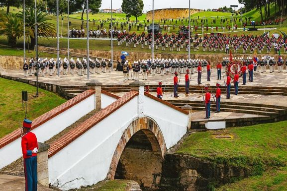 Celebración del Día de la Independencia de Colombia con banderas colombianas, desfiles y eventos culturales.