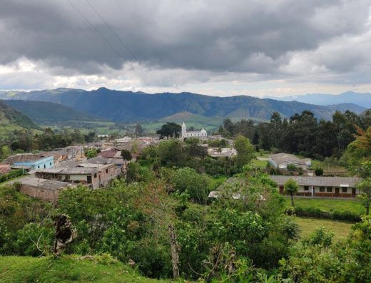 Descubre Puracé, Cauca, un destino de páramos, aguas termales, volcanes y biodiversidad. Explora el Parque Nacional Natural Puracé y vive una experiencia única.