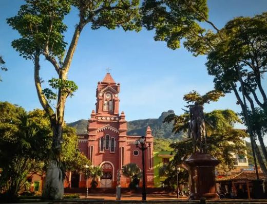 Te imaginas nadar en pozos de agua cristalina rodeados de montañas y cascadas? San Carlos es uno de los secretos naturales mejor guardados de Antioquia.