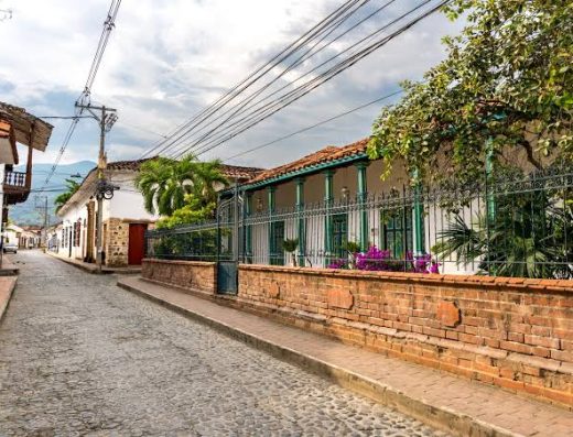 Explora Santa Fe de Antioquia, un hermoso Pueblo Patrimonio de Colombia. Descubre su arquitectura colonial, el Puente de Occidente y la historia de la primera capital antioqueña.