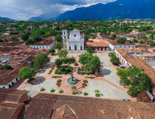 Explora Santa Fe de Antioquia, un hermoso Pueblo Patrimonio de Colombia. Descubre su arquitectura colonial, el Puente de Occidente y la historia de la primera capital antioqueña.