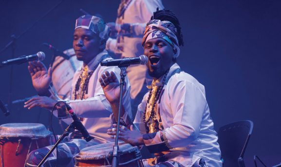 Presentación de agrupaciones de música del Pacífico colombiano durante el Festival Petronio Álvarez 2026 en Cali con marimbas, tambores y danzas tradicionales.