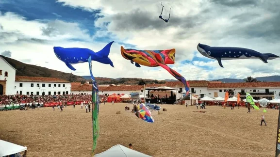 Festival del Viento y de las Cometas 2026 en Villa de Leyva con cientos de cometas de colores volando sobre la Plaza Mayor.
