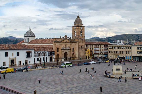 Celebración del aniversario 487 de Tunja con eventos culturales, patrimonio histórico y actividades turísticas en el centro histórico de la ciudad.