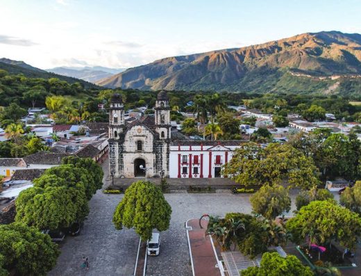 Descubre Paicol, Huila, un destino de aventura y naturaleza famoso por sus cuevas, paisajes de montaña, senderos, historia y experiencias de ecoturismo.