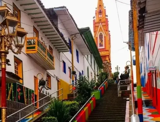 Marsella es un rincón auténtico del Eje Cafetero donde las calles coloridas, la arquitectura tradicional, el café y las montañas invitan a viajar sin prisa.