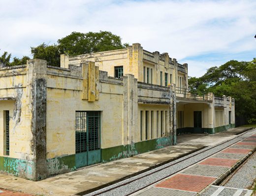 Descubre Ambalema, Tolima, la Ciudad de las Mil Columnas. Conoce su arquitectura patrimonial, historia tabacalera y paisajes junto al río Magdalena.