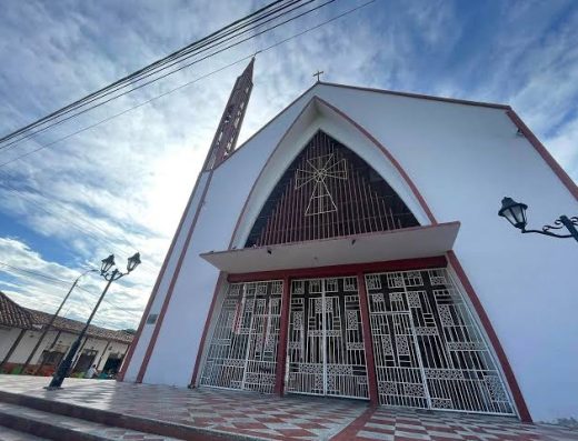 Descubre Ambalema, Tolima, la Ciudad de las Mil Columnas. Conoce su arquitectura patrimonial, historia tabacalera y paisajes junto al río Magdalena.