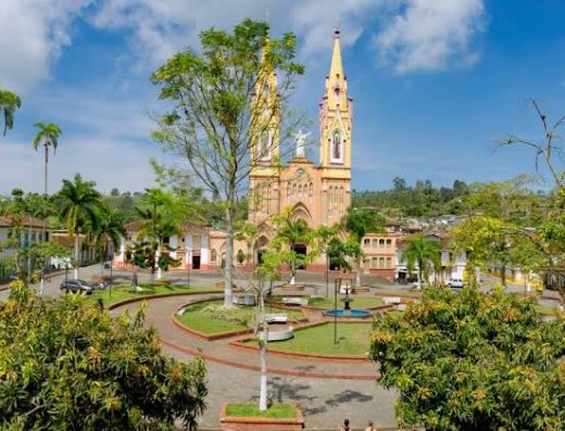 Marsella es un rincón auténtico del Eje Cafetero donde las calles coloridas, la arquitectura tradicional, el café y las montañas invitan a viajar sin prisa.