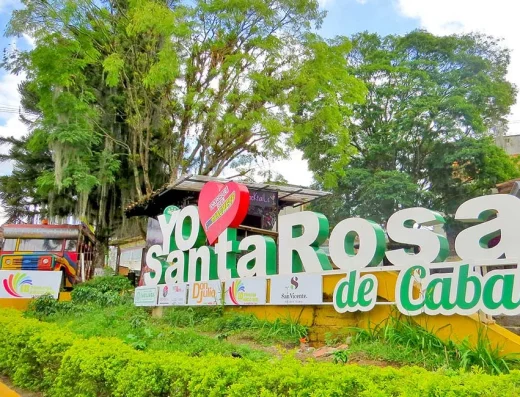 Santa Rosa de Cabal es un destino perfecto para quienes desean combinar relajación y aventura. Puedes comenzar el día explorando paisajes de montaña, disfrutar de una cascada rodeada de vegetación y terminar sumergido en aguas termales mientras descubres por qué este rincón de Risaralda es uno de los destinos más especiales del Eje Cafetero.