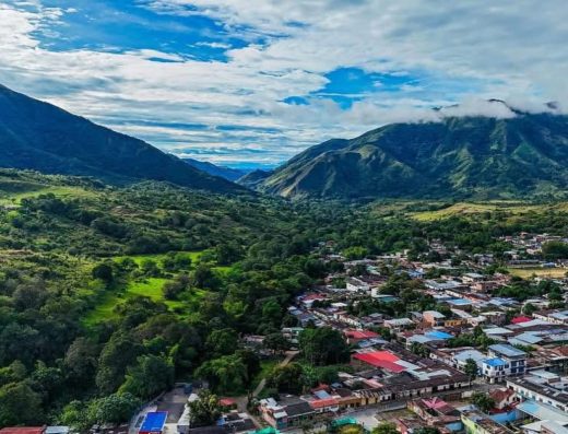 Descubre Ambalema, Tolima, la Ciudad de las Mil Columnas. Conoce su arquitectura patrimonial, historia tabacalera y paisajes junto al río Magdalena.