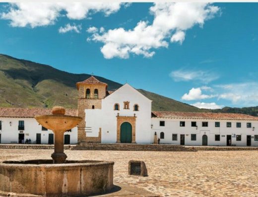 🏛️ Plazuela de San Agustín — Claustro Histórico, Árboles y Rincones Bohemios en Villa de Leyva