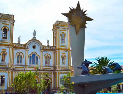 Catedral de San Martín de Tours en Sogamoso ubicada frente al Parque de la Villa, uno de los templos religiosos más importantes de Boyacá.