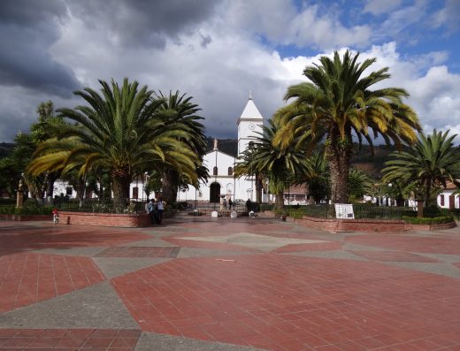 Centro histórico del municipio de Floresta, Boyacá, con arquitectura colonial y entorno rural del altiplano.
