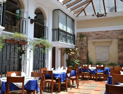 Hotel La Antigua en Tunja, Boyacá, con arquitectura tradicional y ubicación cercana al centro histórico.