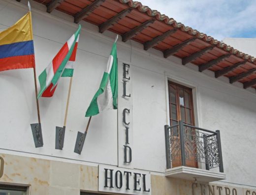 Hotel El Cid en Tunja, Boyacá, con fachada tradicional y entorno urbano cercano al centro histórico.