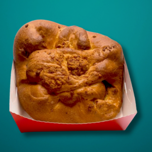 Mogolla chicharróna boyacense artesanal de 1.5kg recién horneada con corteza crujiente y chicharrón integrado, pan tradicional gigante del altiplano colombiano