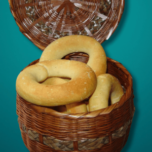 Pan de maíz boyacense artesanal recién horneado sobre tabla de madera, elaborado con harina de maíz blanco y queso campesino.