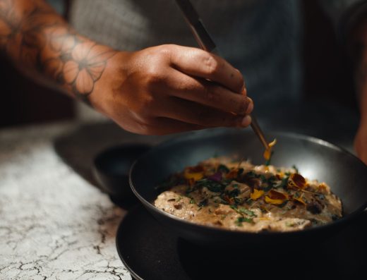 Restaurante Platillos Voladores en Cali con cocina fusión y platos de presentación moderna.