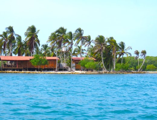 Islas de San Bernardo en Cartagena con aguas cristalinas, playas de arena blanca y paisaje caribeño.