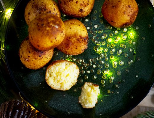 Buñuelos Colombianos — Bolitas de Queso Fritas de la Navidad Colombiana