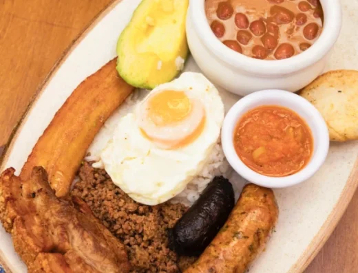 La Matriarca Medellín – Bandeja Paisa Auténtica y Comida Antioqueña Tradicional