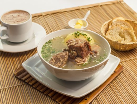 Caldo de Costilla — Caldo de Res con Huevo del Desayuno Bogotano