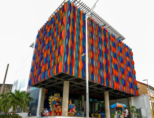 Fachada colorida del Museo del Carnaval de Barranquilla en barrio Abajo con diseño moderno y ambiente cultural