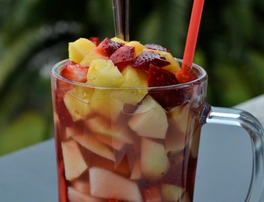 Vaso de salpicón de frutas colombiano con trozos de mango, sandía, banano, fresas y helado de vainilla