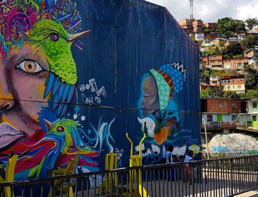 Murales coloridos, escaleras eléctricas y arte urbano en la Comuna 13 de Medellín, Colombia