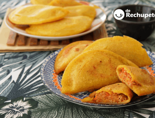 Empanadas Colombianas — Masa de Maíz Frita Rellena de Carne y Papa