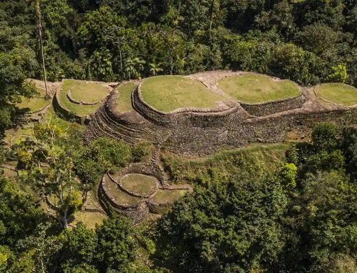 Vista aérea de las plataformas de piedra y terrazas circulares de Ciudad Perdida rodeadas de selva densa en Sierra Nevada