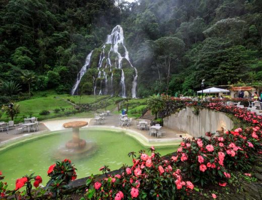 Piscinas termales rodeadas de bosques, cascadas de agua y naturaleza en Santa Rosa de Cabal